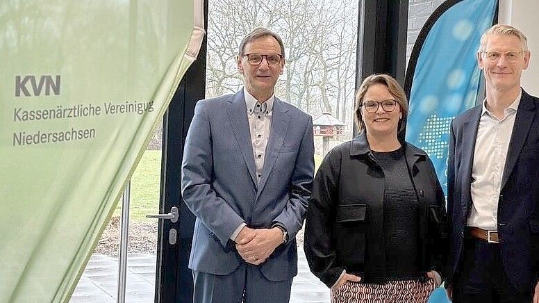 Freuen sich über den Erfolg des neuen Bereitschaftsdienstes: (von links) Dieter Krott, Geschäftsführer im KVN-Bezirk Aurich, Hausärztin Mareike Grebe, die auch Vorsitzende im KVN-Bezirk Aurich ist, und Thorsten Schmidt, stellvertretender KVN-Vorsitzender. Foto: Petra Herterich