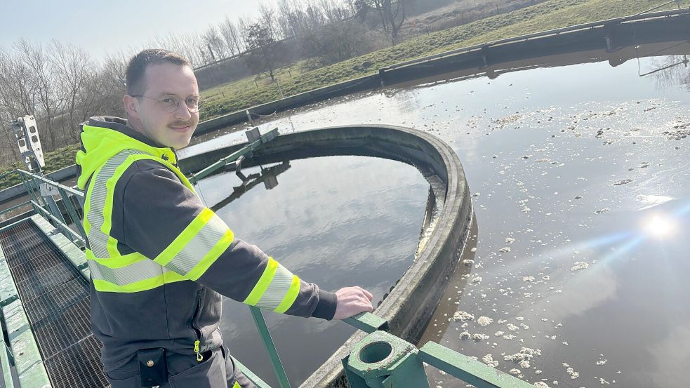 Daniel Freesemann ist Abwassermeister und arbeitet bei der Kläranlage in Filsum. Foto: Lars Löschen