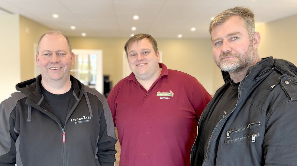Frank Schoon (links) und Nils Heeren (rechts) von Trend-Wände in Großefehn haben mit Tammo Campen jetzt einen Pächter für den Holtroper Krug gefunden. Foto: Nicole Böning