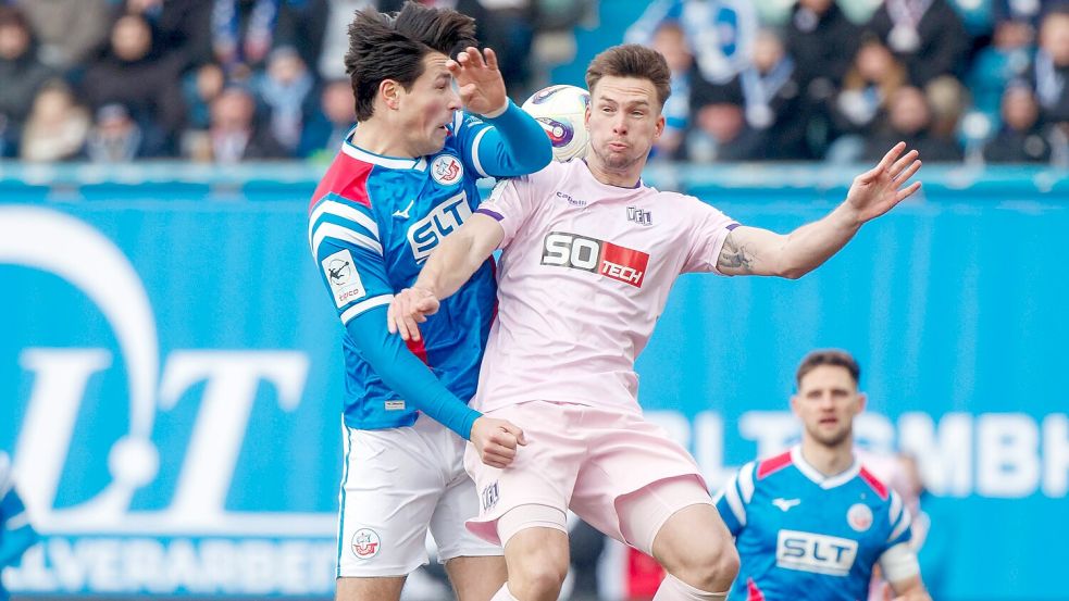 Intensives Duell: VfL-Profi Robin Meißner (rechts) gegen Rostocks Ahmet Gürleyen. Foto: IMAGO/Andy Buenning