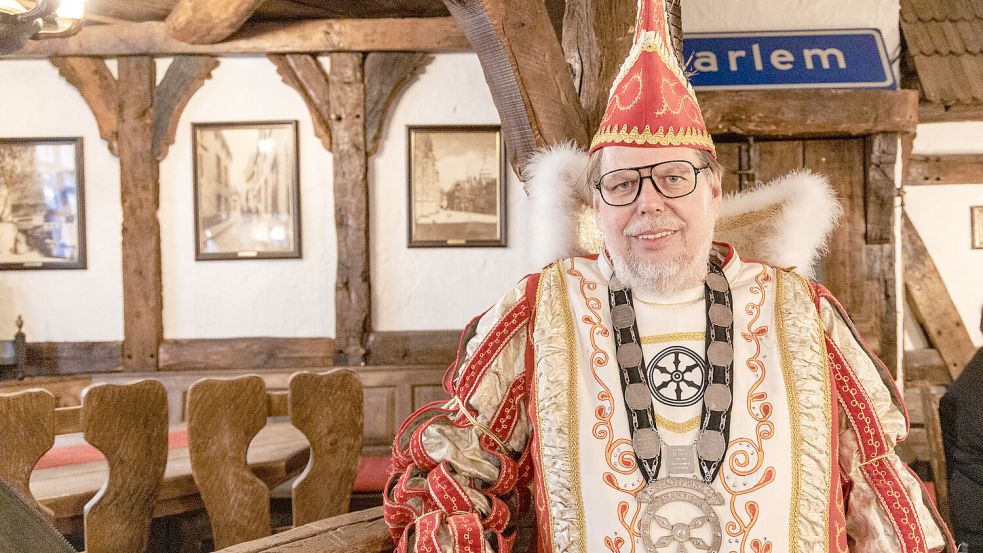 Frank Sevekers Narrenkappe allein kostet über 600 Euro, dazu kommen nochmal rund 1000 Euro Leihgebühr für sein Ornat. Foto: Marcel Bechtel