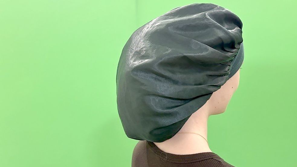 Die Schlafmütze sieht gewöhnungsbedürftig aus, kann aber helfen. Foto: Romy Jochens