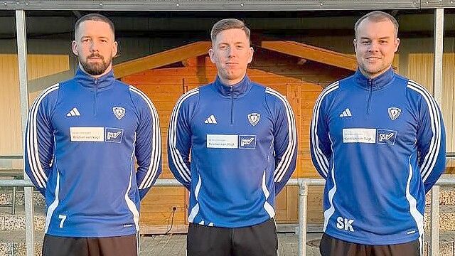 Dennis Fischer (Mitte) wird im Sommer neuer Trainer SG Jheringsfehn/Stikelkamp/Timmel. Zum Trainerteam gehören dann auch die beiden Co-Trainer Reyk de Buhr (links) und Sven Kleemeyer. Foto: Verein