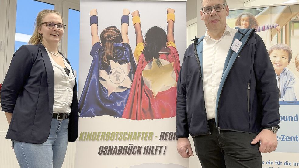 Vertreten ein Unternehmen von rund zwei Dutzend, die bereits Osnabrücker Kinderbotschafter geworden sind: Rabea Finken (links) und Thorsten Treidel (rechts) vom IT-Dienstleister CT Cloud Design. Foto: Matthias Liedtke