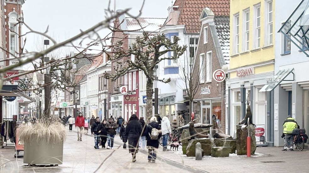 Blick in Aurichs Fußgängerzone: Die Stadt könnte laut Vorausberechnung der Statistiker ihre Einwohnerzahl halten, wenn die Zuwanderung stark zunehmen würde. Foto. Eva van Loh.