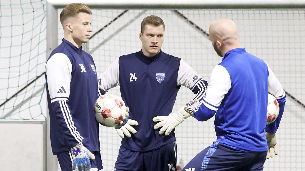 Moritz Schulze (links) und Luca Petzold (Mitte) kamen im Winter neu zu Kickers. Das Trainerteam hat nun eine Entscheidung getroffen, wer spielt. Foto: Jens Doden/ Emden