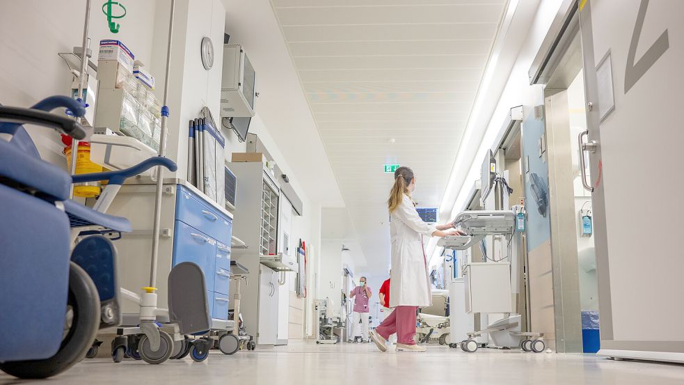 Eine Ärztin steht im Flur der Notaufnahme eines Krankenhauses. Symbolfoto: Harald Tittel/dpa