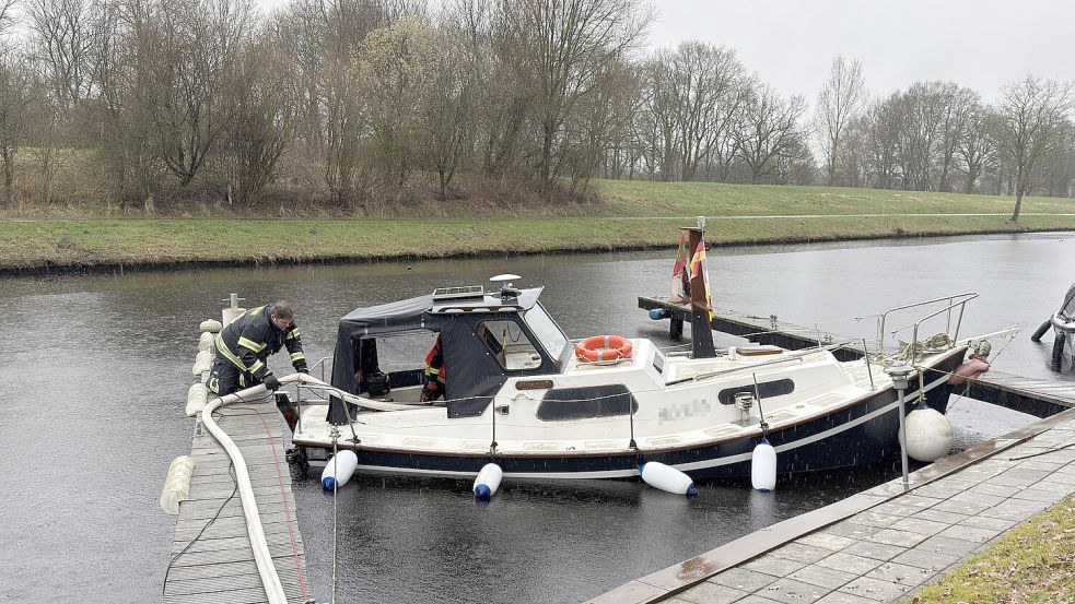 Die Feuerwehr kümmerte sich um die Rettung eines Sportbootes. Foto: Sönke Geiken