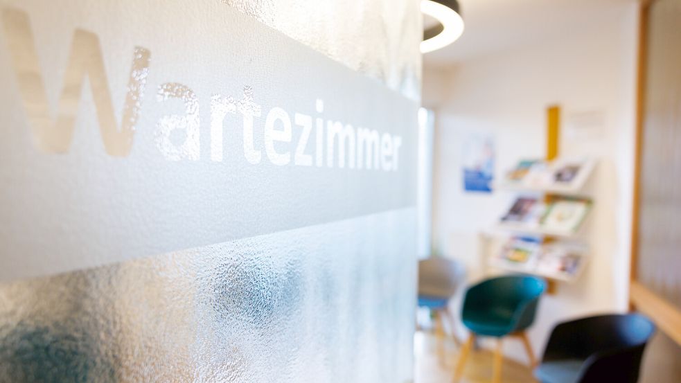 Um den Einwohnern eine gute medizinisches Versorgung bieten zu können, bezuschusst die Gemeinde Moormerland die Ansiedelung von Ärzten. Foto: Daniel Karmann/dpa