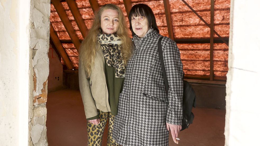 Ute Schoolmann (links) und Norma Meissner schauten sich zusammen ihr Mehrparteienhaus an, das im August 2025 durch ein Feuer unbewohnbar wurde. Fotos: Jens Doden