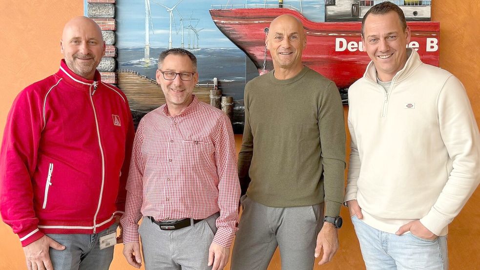 Freuen sich über das Ergebnis der Betriebsratswahl: (von links) Torsten Hasenpusch, Betriebsratsvorsitzender Manfred Wulff, Herbert de Vries und Thomas Preuß, 1. Bevollmächtigter IG Metall Emden. Foto: IG Metall Emden