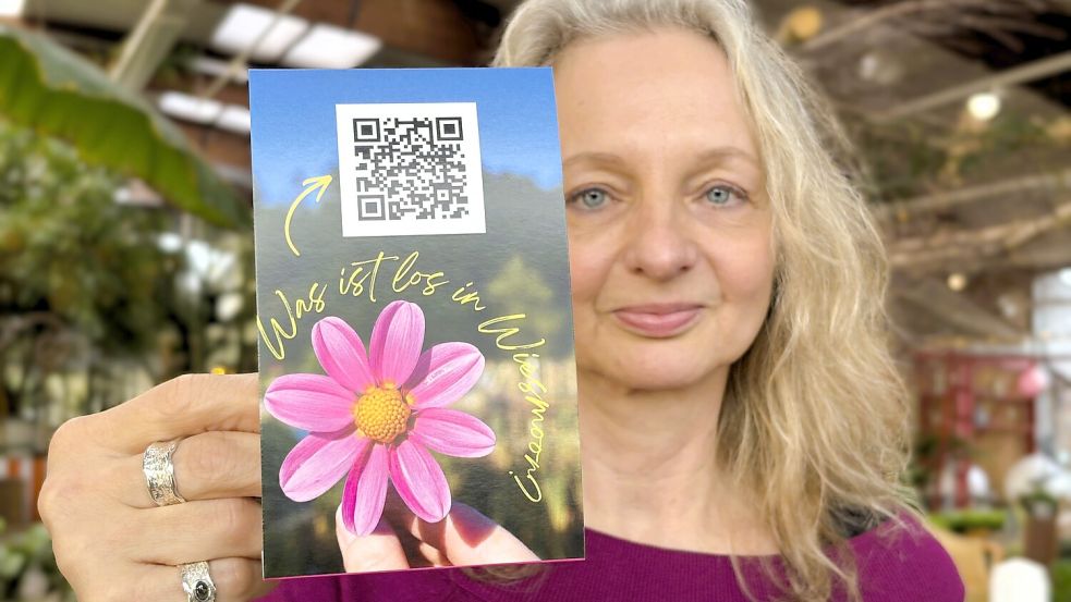 Wiesmoors Stadtmanagerin Ute Rittmeier mit dem neuen Aufsteller für einen direkten Draht zum Wiesmoorer Veranstaltungskalender. Foto: Nicole Böning