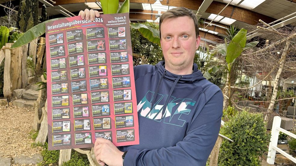 Tobias Jalaß von Mein Lieblingsevent mit einem Plakat der von der Agentur präsentierten Veranstaltungen. Auf der Freilichtbühne in Wiesmoor sind es allein 22 – und Public Viewing zum Fußballweltmeisterschaft. Foto: Nicole Böning