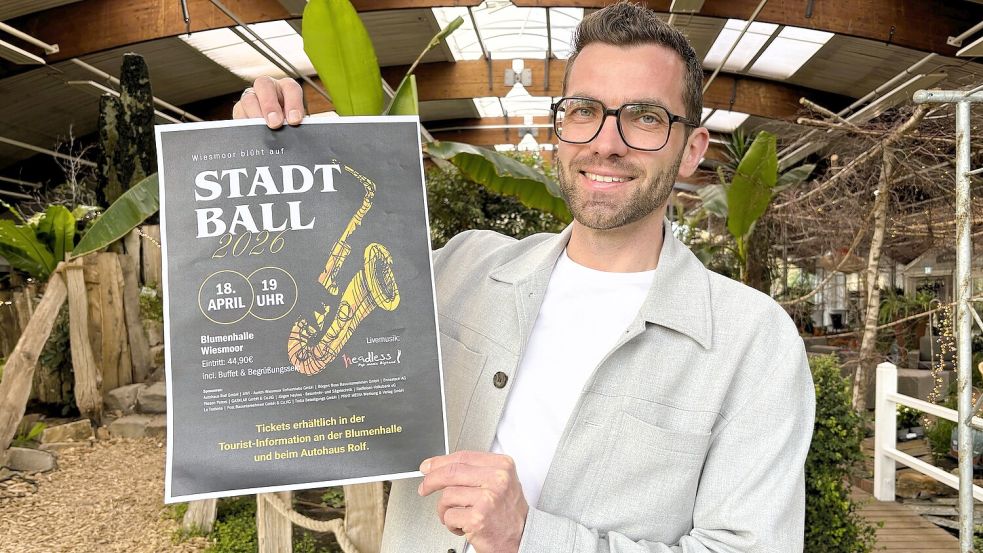 Bürgermeister Sven Lübbers (parteilos) freut sich schon auf den Stadtball in der Blumenhalle im April. Foto: Nicole Böning