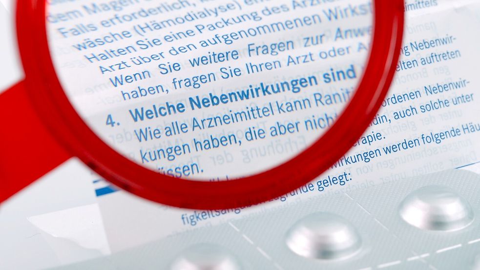 Klein bedruckt und kunstvoll gefaltet: Der Beipackzettel soll in Zukunft digital werden. Foto: IMAGO / Sabine Stallmann