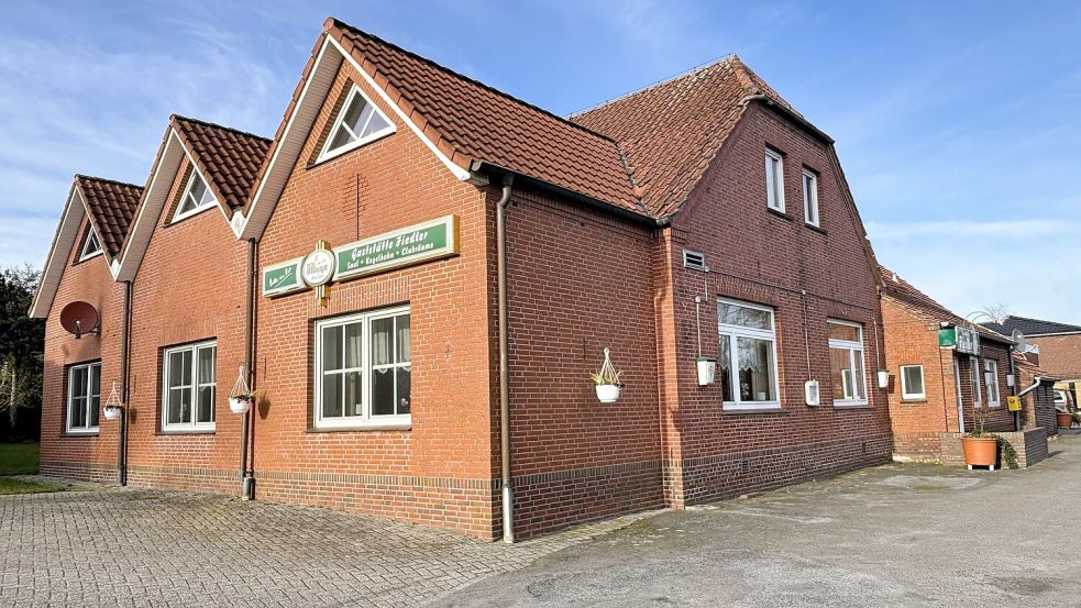 Seit 1805 gab es an dieser Stelle einen Gasthof. Seit sechs Generationen befindet sich die Gaststätte Fiedler an der Hauptstraße 398 in Voßbarg in Familienhand. Foto: Nicole Böning