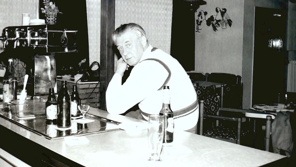 Schwiegervater Jürgen Hedemann als Gast 1975 an der Bar. Foto: Privat