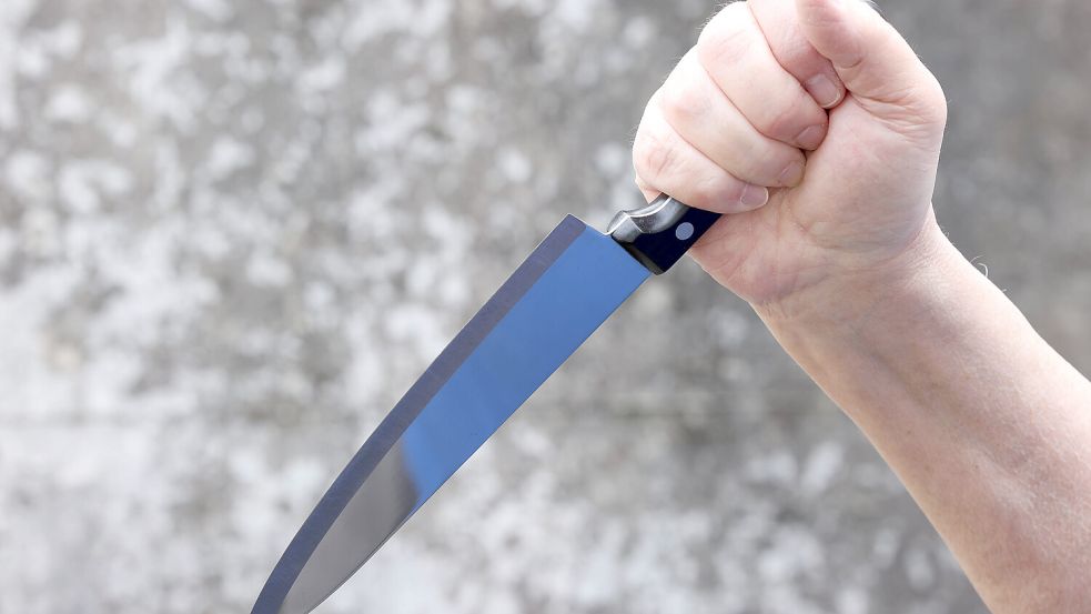 Mit einem Messer verletzte ein 59-jähriger Osnabrücker zwei Männer in einem Nachbarschaftsstreit, der eskalierte. Nun wurde er dafür verurteilt. Foto: IMAGO/Rene Traut