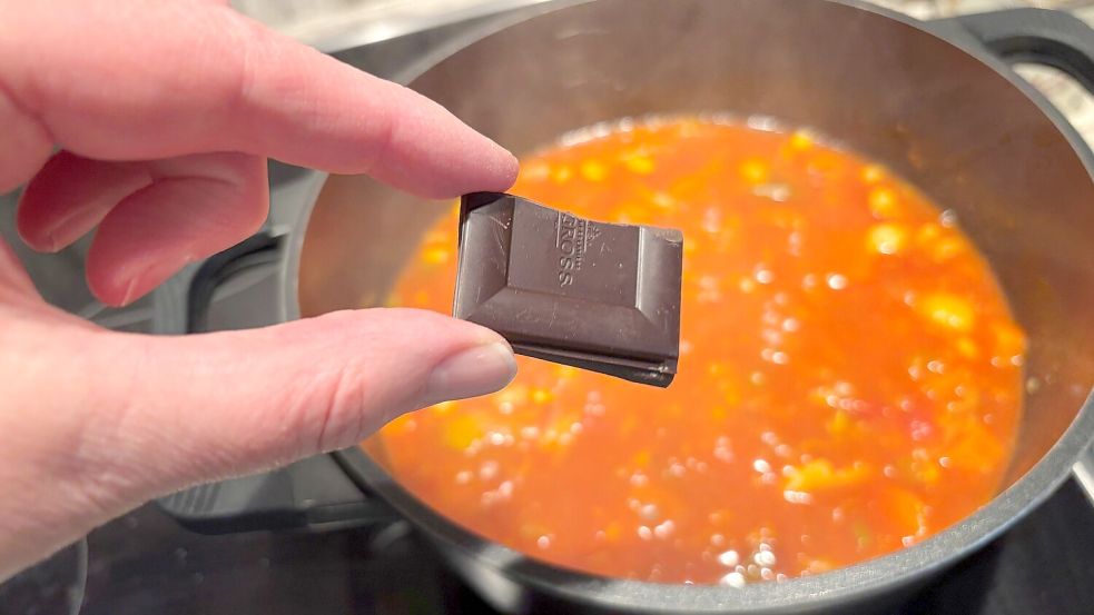 Ein Stückchen Zartbitterschokolade soll den Geschmack abrunden. Foto: Leonhard