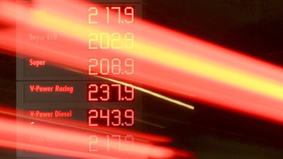 Die Spritpreise sind am Mittwoch, 11. März 2026, erstmals seit eineinhalb Wochen wieder gesunken. Dennoch waren Preise über zwei Euro für einen Liter Super E10 in Deutschland die Regel. Foto: Karl-Josef Hildenbrand/dpa