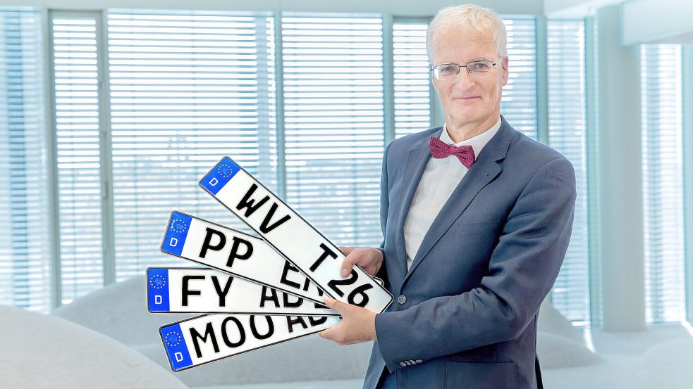 Professor Dr. Ralf Borchert schlägt für 320 Kommunen in Deutschland ein eigenes Kennzeichen vor. In einer Fotomontage haben wir schon einmal neue Kennzeichen für unter anderem Westoverledingen (WV) und Moormerland (MOO) entworfen. Statt FY wurde mittlerweile allerdings FRY vorgeschlagen. Foto: Hochschule Heilbronn/Montage: Malchus