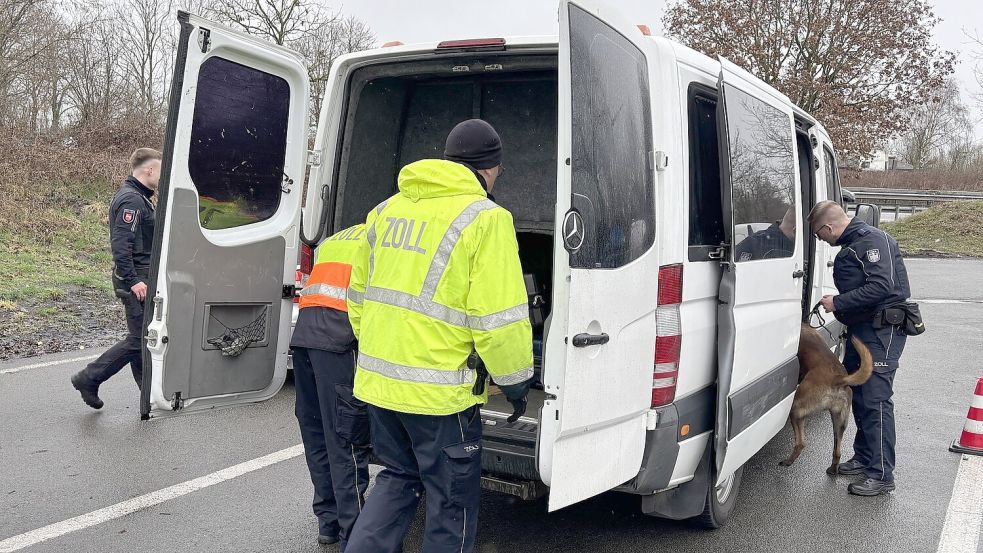 Dutzende Einsatzkräfte kontrollierten am Freitag Verkehrsteilnehmer auf dem Rastplatz Rheiderland. Foto: Jonas Bothe
