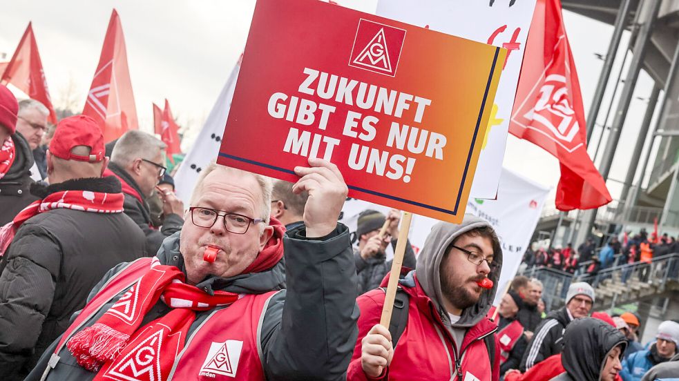 Zeiten des Protests: Anfang Dezember 2024 demonstrieren auch die Beschäftigten von VW Emden in Wolfsburg gegen die Kürzungspläne des Vorstands. Foto: Claus Hock