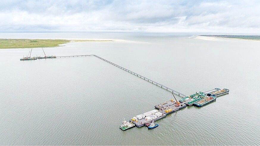 Im Watt zwischen Dornumersiel und Baltrum sind zwei miteinander verbundene Pontons entstanden. Auf dem kleineren näher an der Insel sind die Bohrgeräte, auf dem größeren ist eine Art Mini-Hafen eingerichtet, mitsamt Bürocontainer und Arbeitsflächen. Dazwischen verläuft ein rund 700 Meter langer Steg, der als Fußweg und auch für Versorgungsleitungen genutzt wird. Foto: Tennet