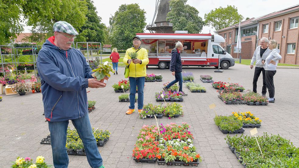 Einen Wochenmarkt in Hinte, hier 2025, gibt es in diesem Jahr in dieser Form nicht mehr. Doch der Markt soll wieder nach Hinte kommen. Foto: Klaus Ortgies/Archiv