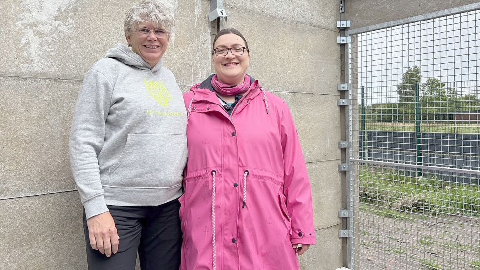 Dürften sich über den Geldregen freuen: Tierheimleiterin Maike Christiansen (links) und die Vereinsvorsitzende Melanie Güldenpfennig, hier bei einem Pressetermin vor Ort im vergangenen Jahr. Foto: Florian Ferber
