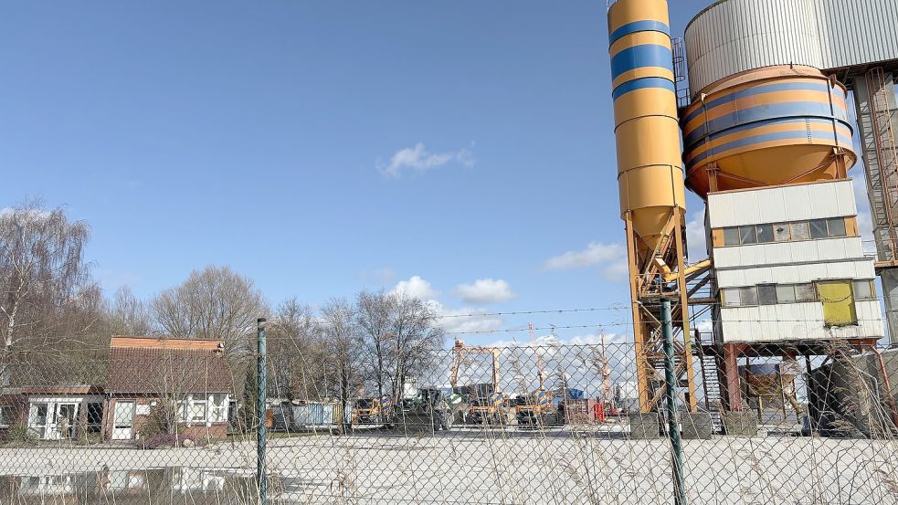 Hier werden Materialien zur Betonfertigung per Schiff angeliefert und verarbeitet: Beton-Union am Dritten Hafeneinschnitt.