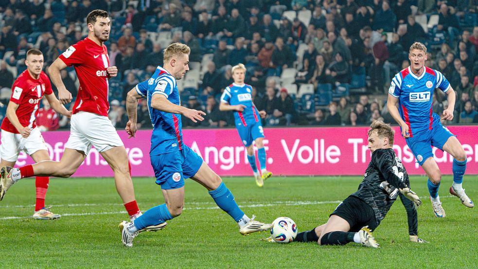 Norman Quindt (schwarzes Trikot, hier in seinem Debüt-Spiel gegen Hansa Rostock) zeigte in seinen drei Drittliga-Spielen im März für Havelse starke Leistungen. Foto: Imago/Eibner