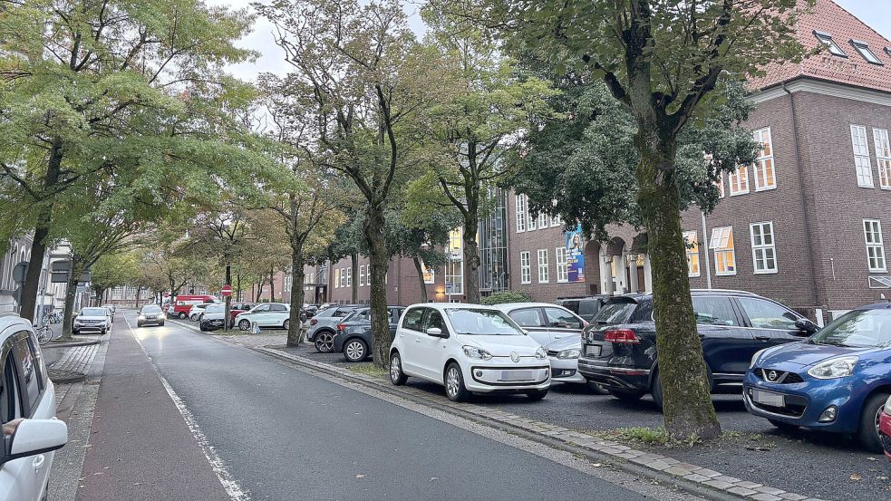Kostenloses Kreuz- und Querparken: Das soll ab dem 1. Mai 2026 in der Ringstraße vorbei sein. Foto: Stephanie Schuurman/Archiv