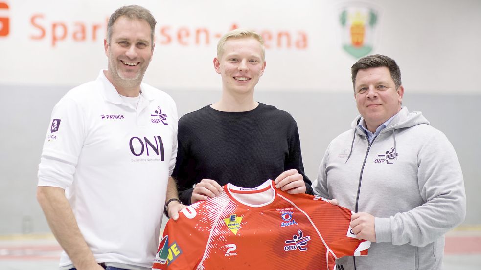 Thomas Grotjan (links) und Andreas Meinke (rechts) freuen sich über die Zusage von Jarne Hemken. Foto: OHV Aurich