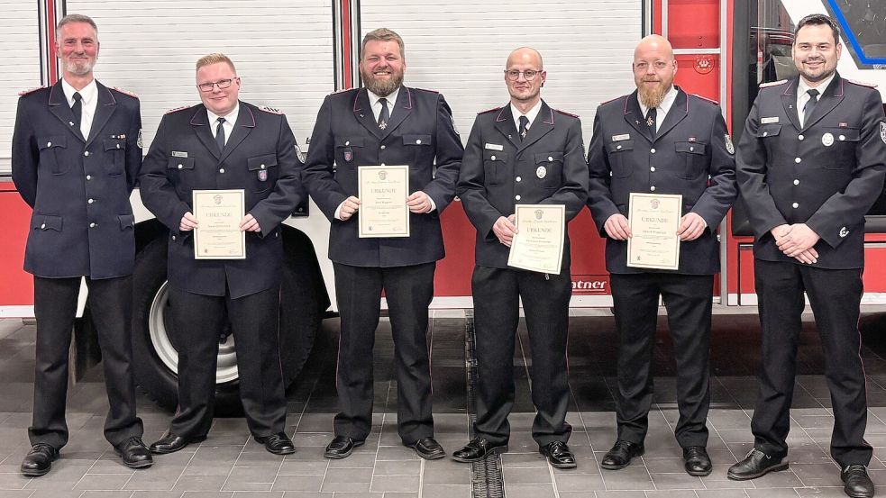 Gruppenbild mit Beförderten und Gratulanten: Andreas Harms (stellvertretender Stadtbrandmeister, von links), Sören Schönbeck, Jens Wagner, Christian Vomacka, Henrik Poppinga und Aike Brinkmann. Foto: Florian Ferber