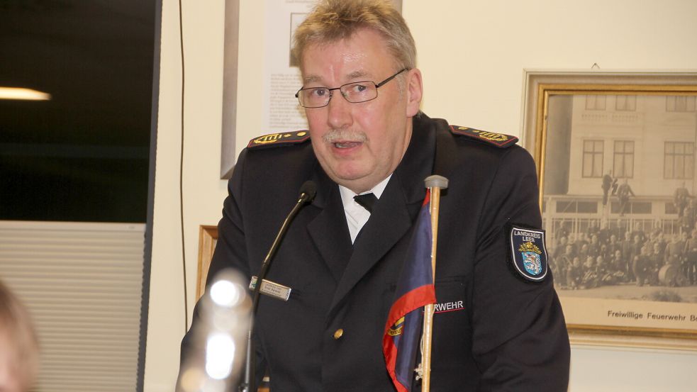 In der neuen Uniform zu Gast: Kreisbrandmeister Ernst Berends. Foto: Florian Ferber