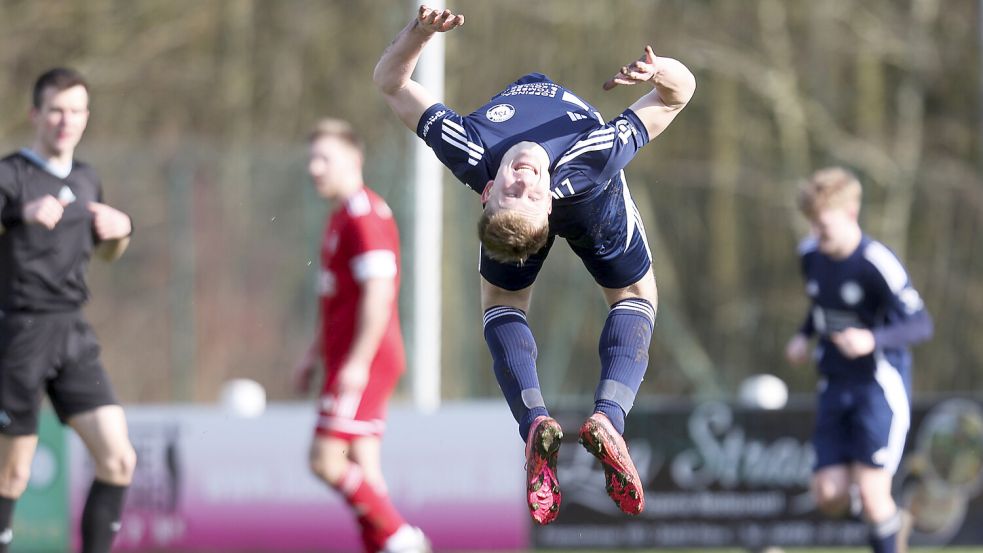 Der Salto rückwärts ist nur ein Element im reichhaltigen Repertoire des Torjägers. Foto: Jens Doden, Emden