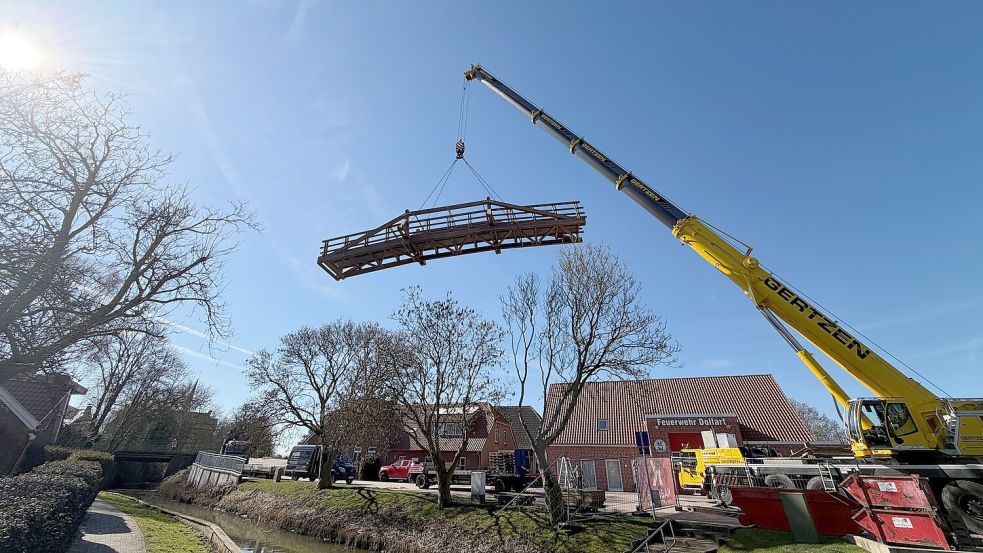 Die Brücke schwebte über Verlaat hinweg. Foto: Gemeinde Bunde