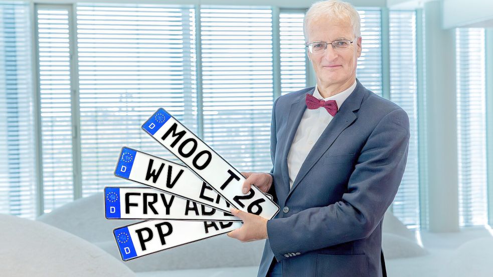 Professor Dr. Ralf Borchert schlägt für kleinere Kommunen in Deutschland ein eigenes Kennzeichen vor. In der Fotomontage sind mögliche Kennzeichen aus der Region zu sehen. Foto: Hochschule Heilbronn/Montage: Thorben Malchus