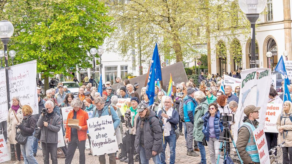 Damals noch vereint, in diesem Jahr nicht mehr: Impressionen vom Ostermarsch in Osnabrück im Jahr 2025. Foto: Steve Weber