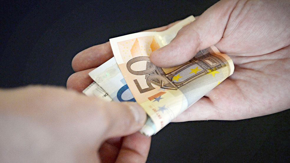 Für Beamte und Beschäftigte des öffentlichen Dienstes gibt es klare Regeln, was sie als Präsente und Aufmerksamkeiten annehmen dürfen. Auch in der freien Wirtschaft gibt es Grenzen. Symbolfoto: dpa