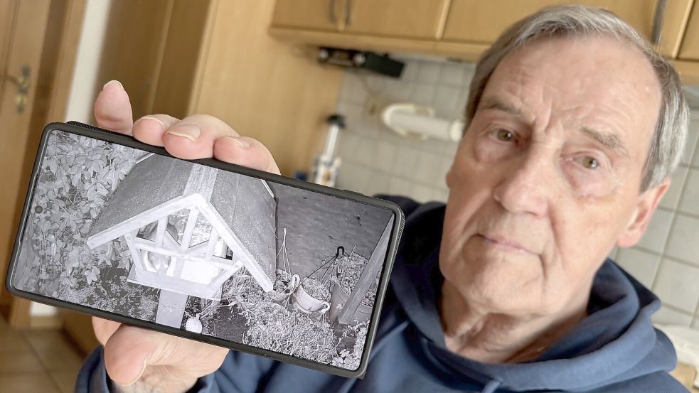 Ratten klettern regelmäßig in das Vogelhaus von Peter Wittenberg aus Leer. Er hält eine Aufnahme in die Kamera. Foto: Lars Löschen