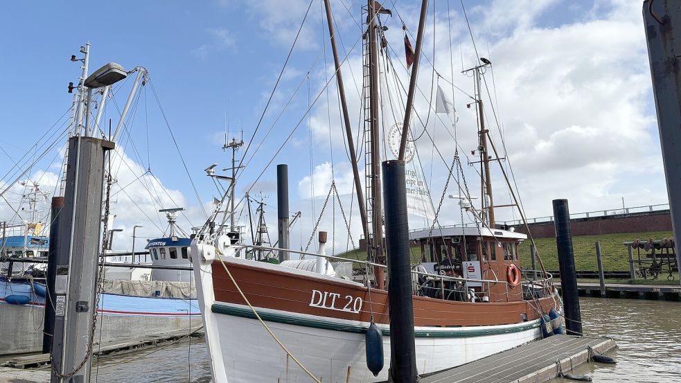 Wie aus dem Bilderbuch der Nordseeküste: Der Traditionskutter „Hinderk“ im Ditzumer Hafen. Foto: Oliver Bär