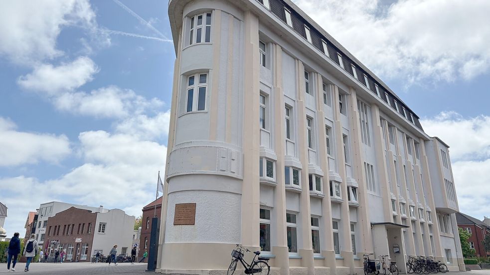 Neben dem „Bügeleisen“ soll eine Veranstaltungsfläche mit Blick auf den Leuchtturm entstehen. Foto: Florian Ferber/Archiv