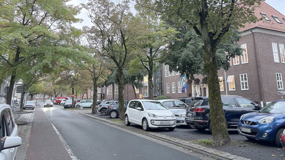 Aktuell wird auf dem Mittelstreifen an der Ringstraße wild geparkt. Das soll sich ab 1. Mai ändern. Foto: Stephanie Schuurman/Archiv