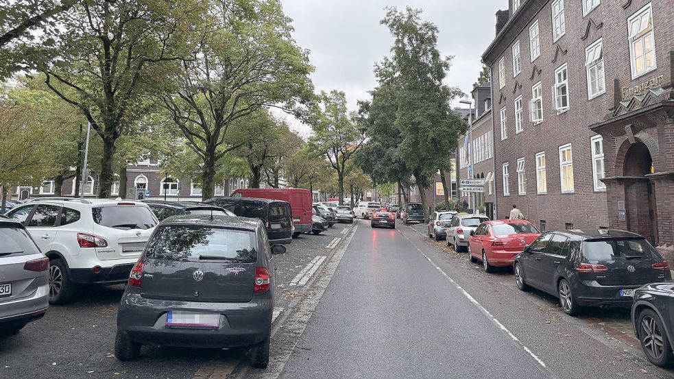 An der Ringstraße parken Mitarbeiter der Behörden bislang kostenlos. Das endet am 1. Mai. Der Aufschrei ist groß. Foto: Stephanie Schuurman
