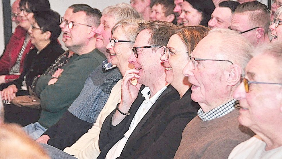 Dass Lachen ansteckend ist, erlebte Lars Reckermann beim Besuch im Dorfgemeinschaftshaus Bingum. Foto: Bodo Wolters