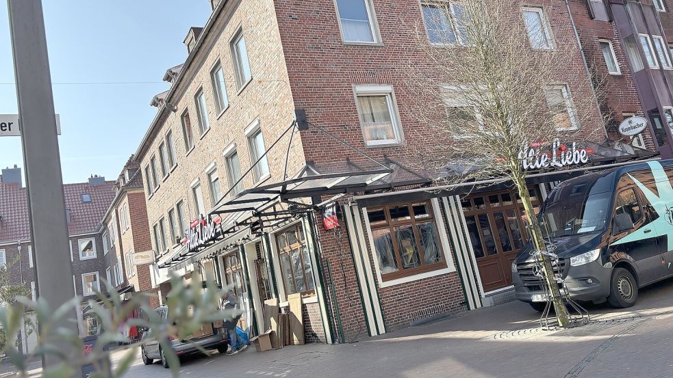 Drinnen laufen letzte Aufräumarbeiten, an diesem Freitag wird eröffnet: die „Alte Liebe“. Foto: Stephanie Schuurman