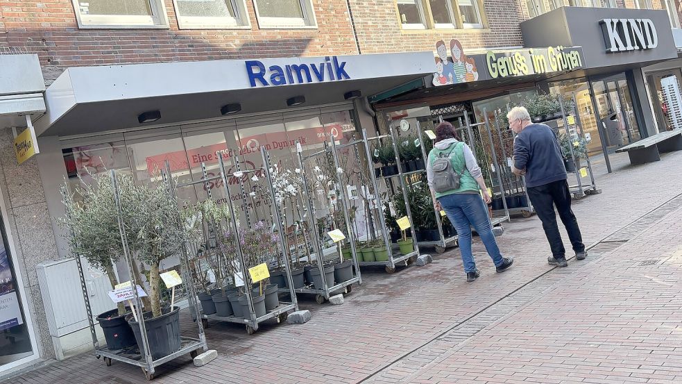 Ramvik II: Noch verdecken die Blumencontainer das neue Ladengeschäft, in dem bald Herrenbekleidung verkauft werden soll. Foto: Stephanie Schuurman