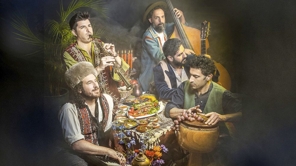 Im Berliner Musikprojekt Sistanagila spielen iranische und israelische Musiker geimeinsam. Das Konzert am 21. März 2026 im Bürgerhaus Norden war schon lange im Voraus ausverkauft. Foto: Sistanagila